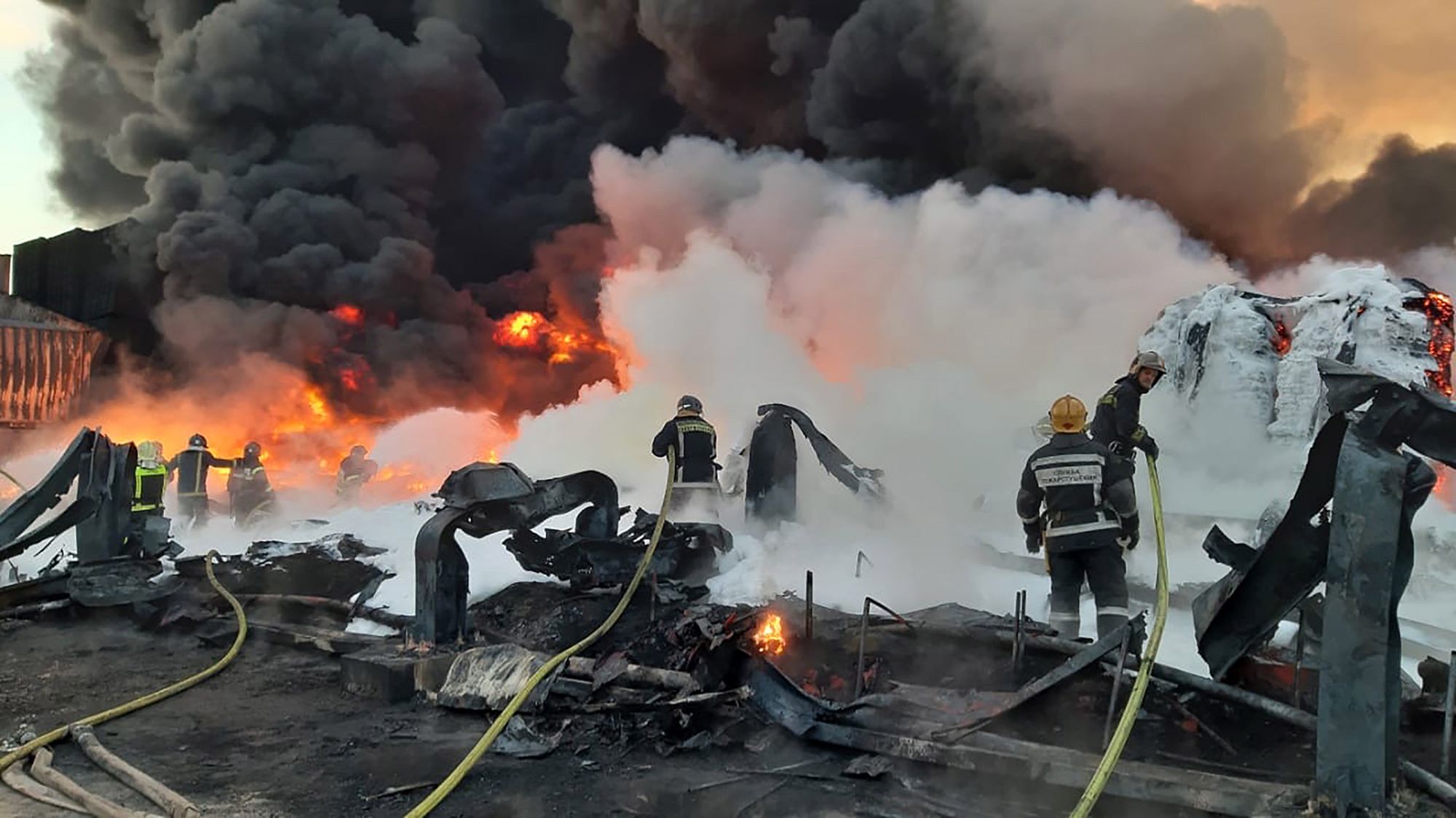 Zdjęcia ogromnego pożaru w Petersburgu. Płonie skład chemii i gumy 5