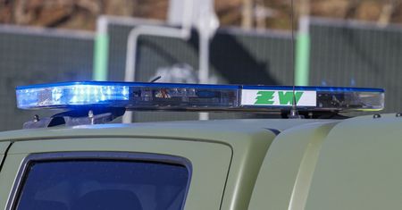 Spadli z rusztowania. Wypadek na terenie jednostki wojskowej