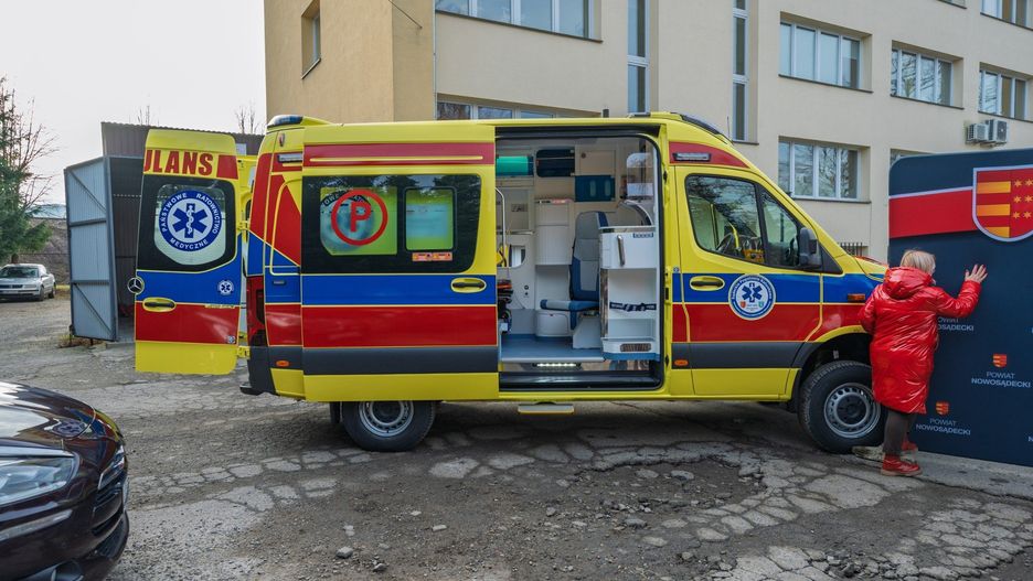 Nowa karetka w podstacji pogotowia w Grybowie