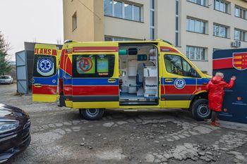 Podstacja pogotowia w Grybowie ma nowiutki ambulans. Zastąpił wysłużoną karetkę