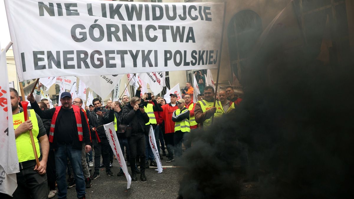 Protest g�rnik�w w Warszawie
Fot. Wojciech Olkusnik/East News, 24.03.2023. Pikieta Ogonopolskiego Komitetu Protestacyjno-Strajkowego Spolek Energetyczno-Gorniczych, Okoloenergetycznych i Cieplowniczych przed biurem Parlamentu Europejskiego przy ul. Jasnej.
Wojciech Olkusnik