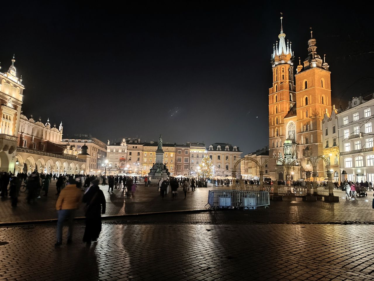 Rynek Główny po zmroku nadal tętni życiem, ale to nie to samo