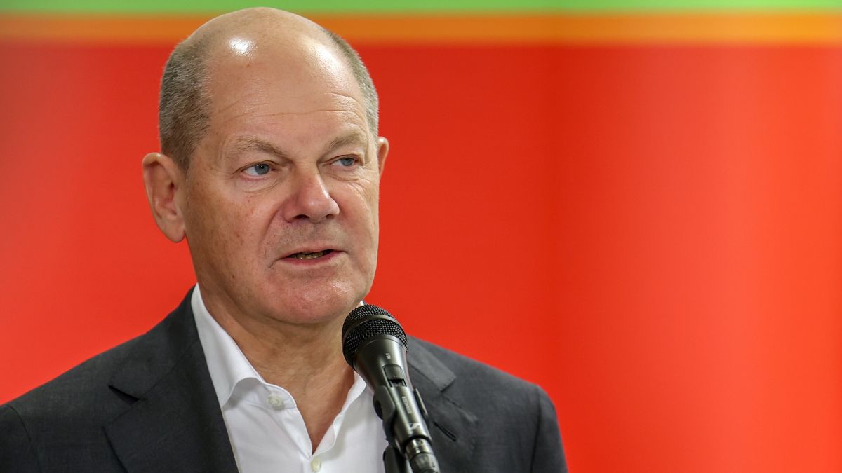 German Chancellor Olaf Scholz delivers a speech as he visits the AWO Marie-Juchacz Care Centre in Cologne, Germany, 09 January 2025. In the run-up to the general election, the Federal Chancellor takes part in a digital game and exchanges ideas with employees and residents of the AWO Marie-Juchacz Centre. EPA/CHRISTOPHER NEUNDORF / POOL Dostawca: PAP/EPA.