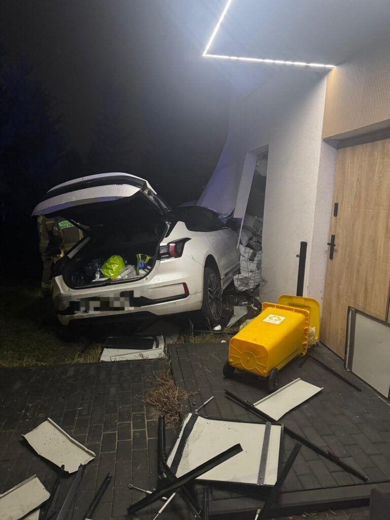 Lesznowola: 57-latka pomyliła pedał gazu z hamulcem. Wjechała w ścianę