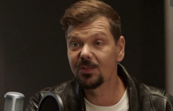 Michał Figurski jako „pan z radia” reklamuje Vocaler