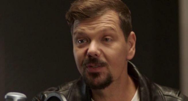 Michał Figurski jako „pan z radia” reklamuje Vocaler