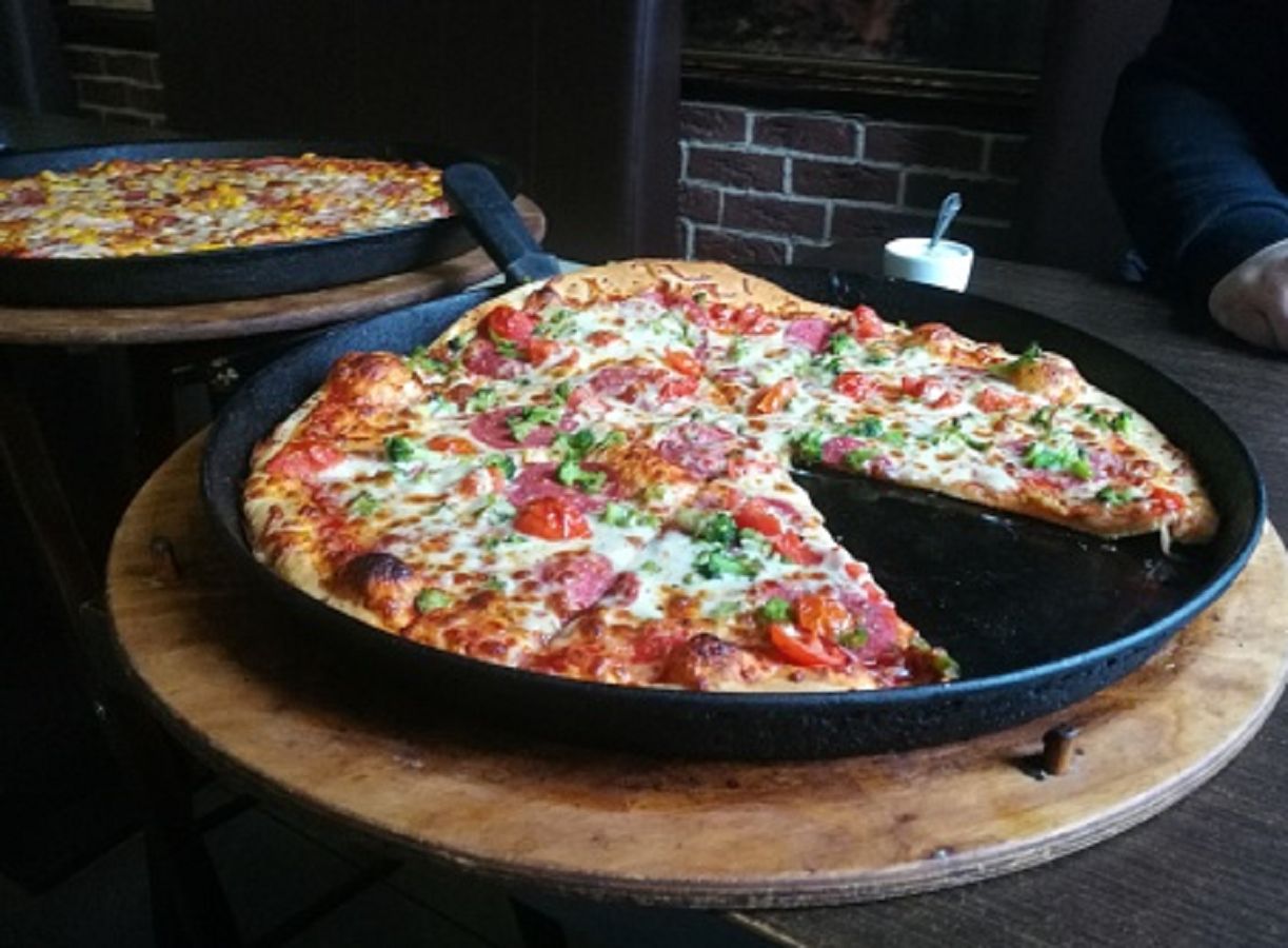 Międzynarodowy Dzień Pizzy. Przepis na pyszną pizzę z patelni
