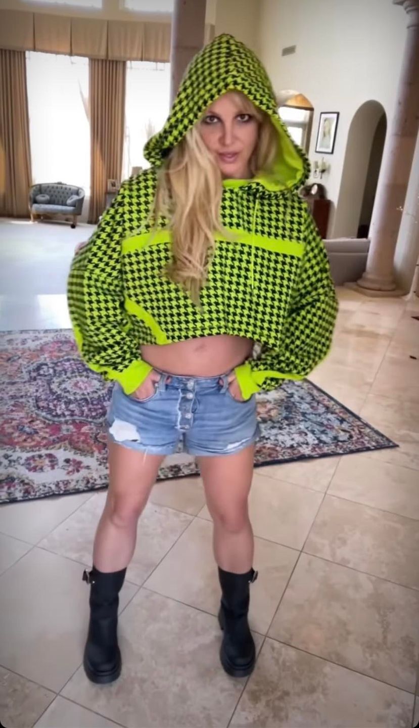 Britney Spears pląsa na tle kociej kupy