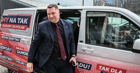 "Bus, którego trochę widać". Czarnek ruszył w trasę i wywołał uśmiech