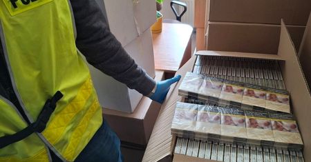 Lublin: 22 tysiące paczek nielegalnych papierosów. Policjanci zatrzymali 41-latka z kontrabandą