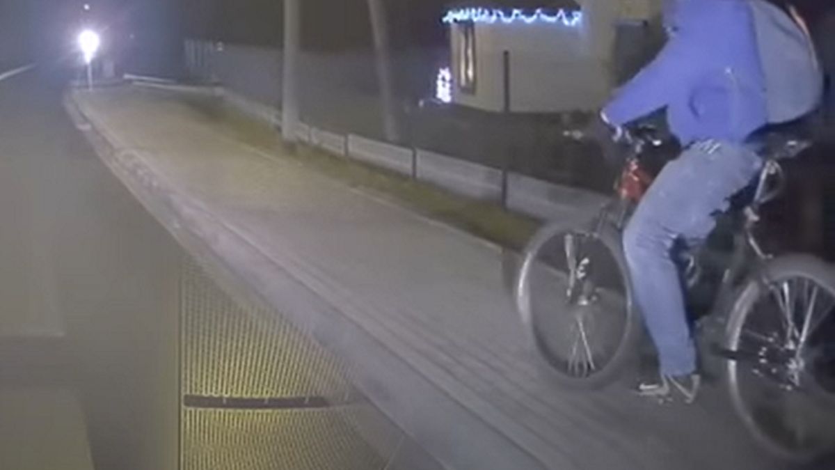 Tłumaczenie rowerzysty rozbroiło kierowcę auta