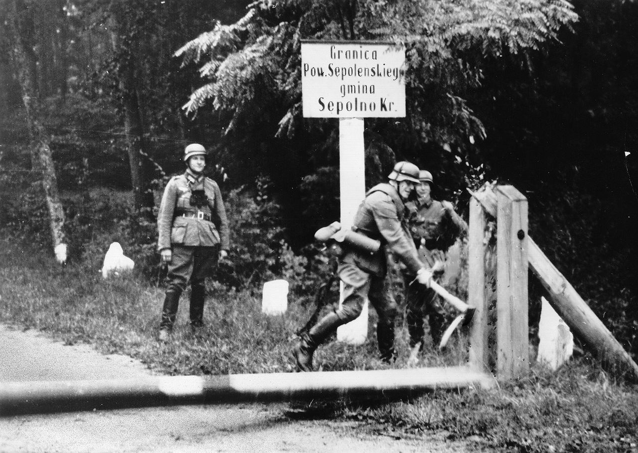 Żołnierze niemieccy przy polskim szlabanie granicznym