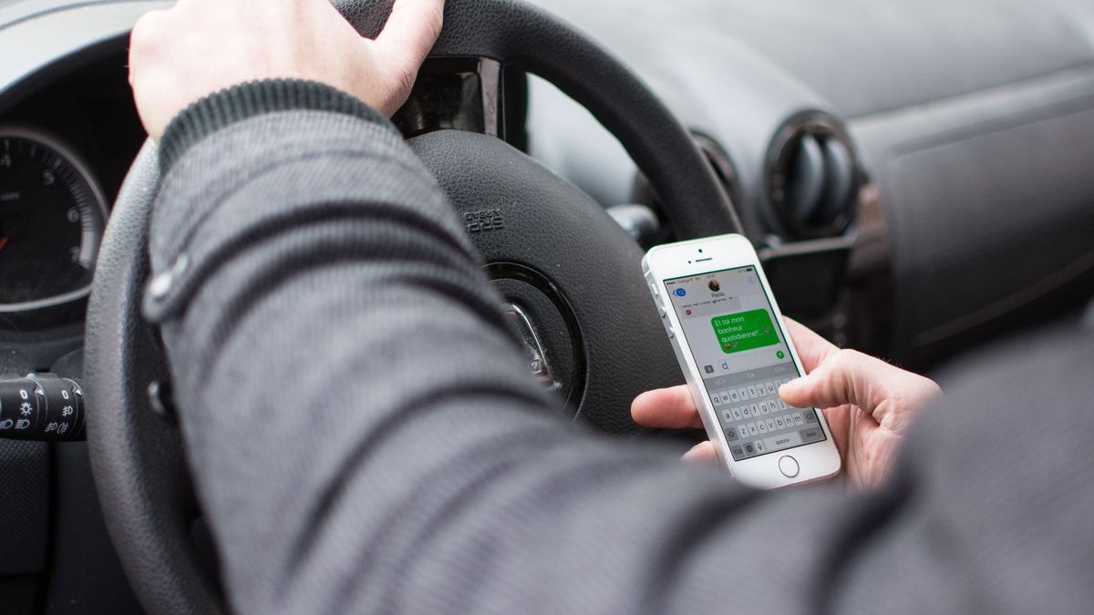 Francuzi dla bezpieczeństwa nie powinni nawet mieć telefonu w samochodzie. Lepiej dmuchać na zimne.