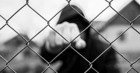 W drodze powrotnej ze szkoły zostali zaatakowani przez starszego ucznia. Rodzice i policjanci poszukują świadków