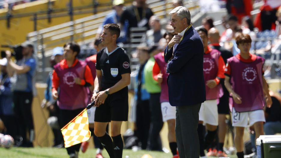 Urawa Red Diamonds head coach Maciej Skorza (R) looks on during the FIFA Club World Cup 2025 match between River Plate and Urawa Red Diamonds in Seattle, Washington, USA, 17 June 2025. EPA/JOHN G. MABANGLO Dostawca: PAP/EPA.