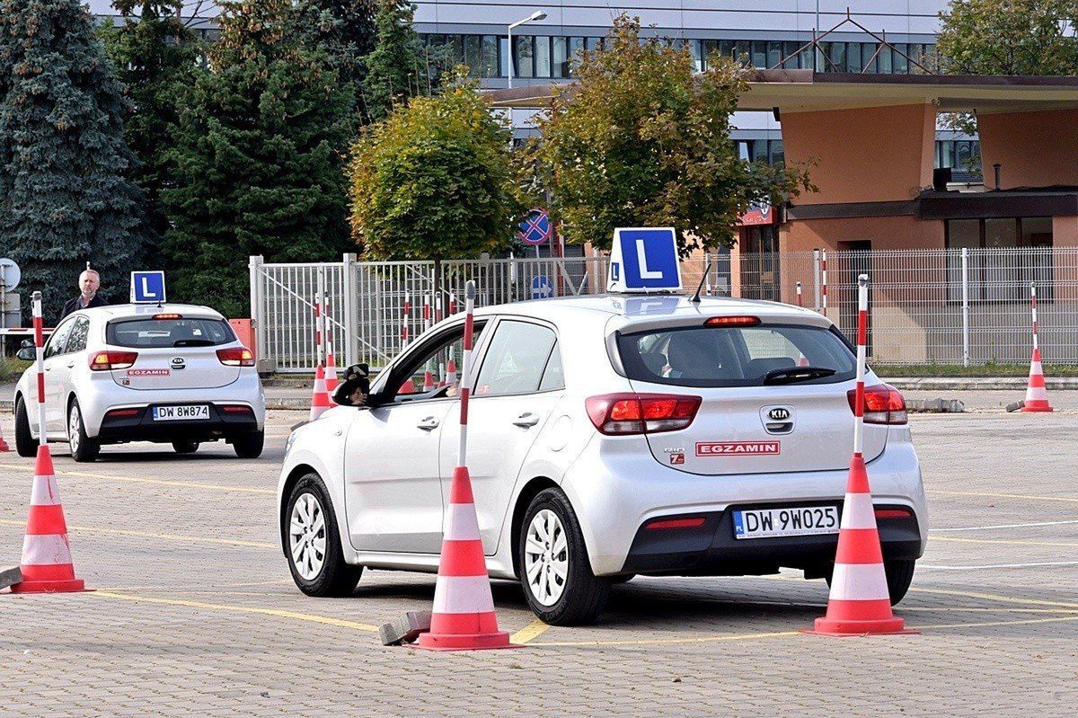 Prawo jazdy dla 17-latków i kaski. Nowe przepisy coraz bliżej