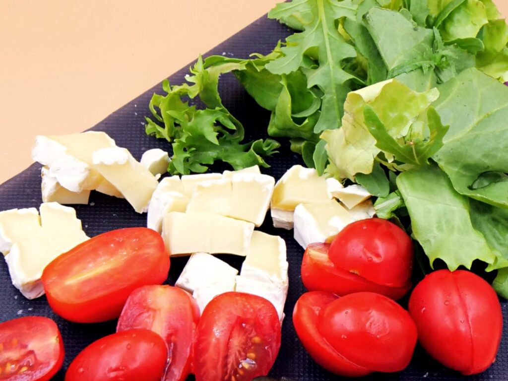 Bułka z kurczakiem, serem camembert i musem daktylowym przepis