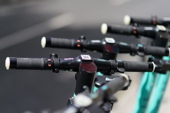 Plaga wypadków na hulajnogach elektrycznych w Bielsku-Białej. Lekarze apelują o kaski, wolniejszą jazdę i rozwagę