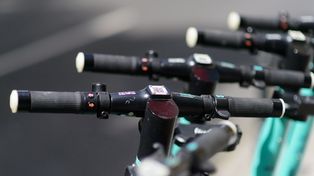 Plaga wypadków na hulajnogach elektrycznych w Bielsku-Białej. Lekarze apelują o kaski, wolniejszą jazdę i rozwagę