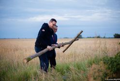 Morawiecki przybył wczesnym rankiem. Wkopał drewniany krzyż