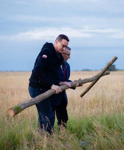 Morawiecki przybył wczesnym rankiem. Wkopał drewniany krzyż