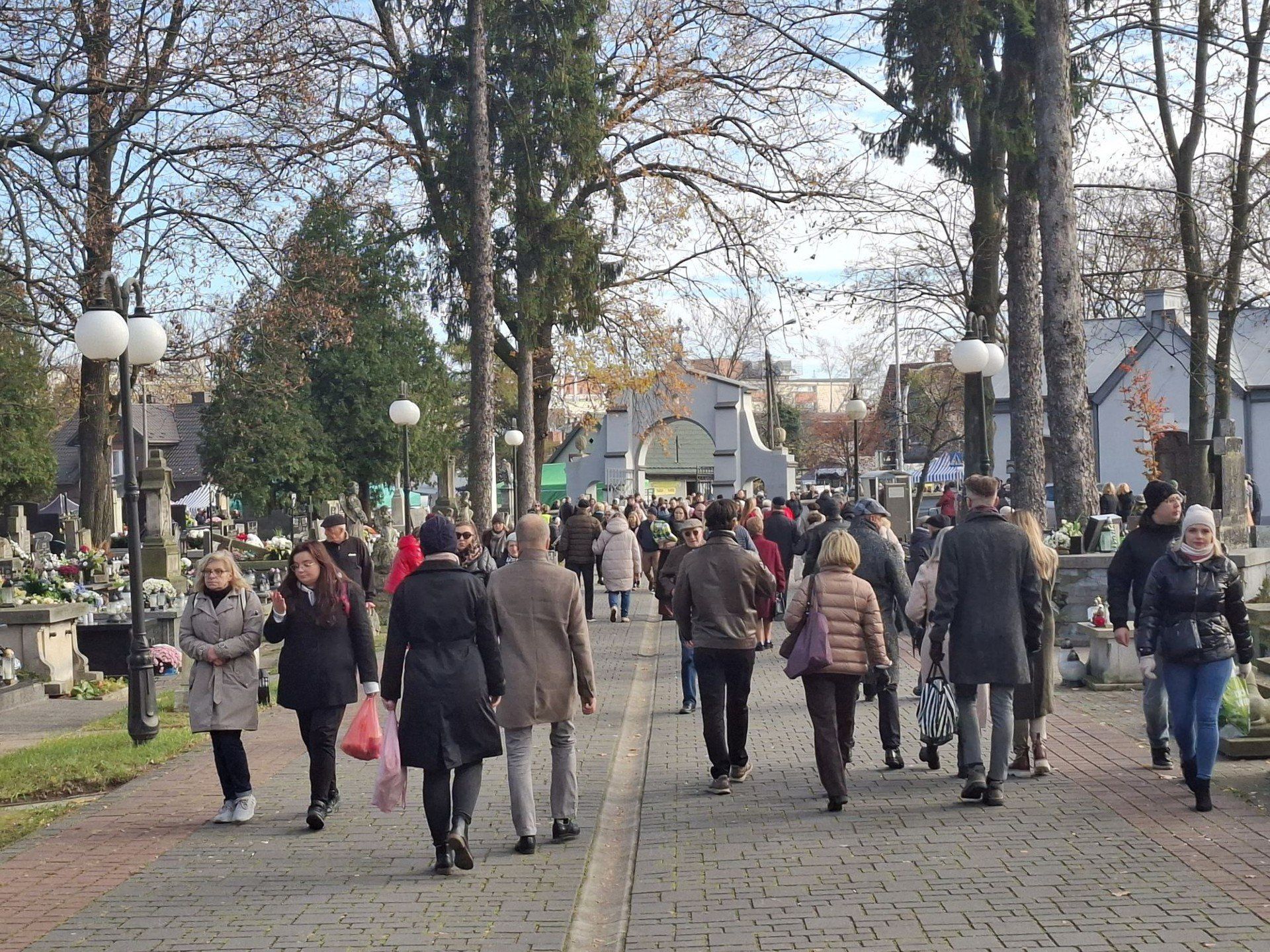 W dniu Wszystkich Świętych Cmentarz Komunalny przy ulicy Limanowskiego w Radomiu odwiedza mnóstwo ludzi. 