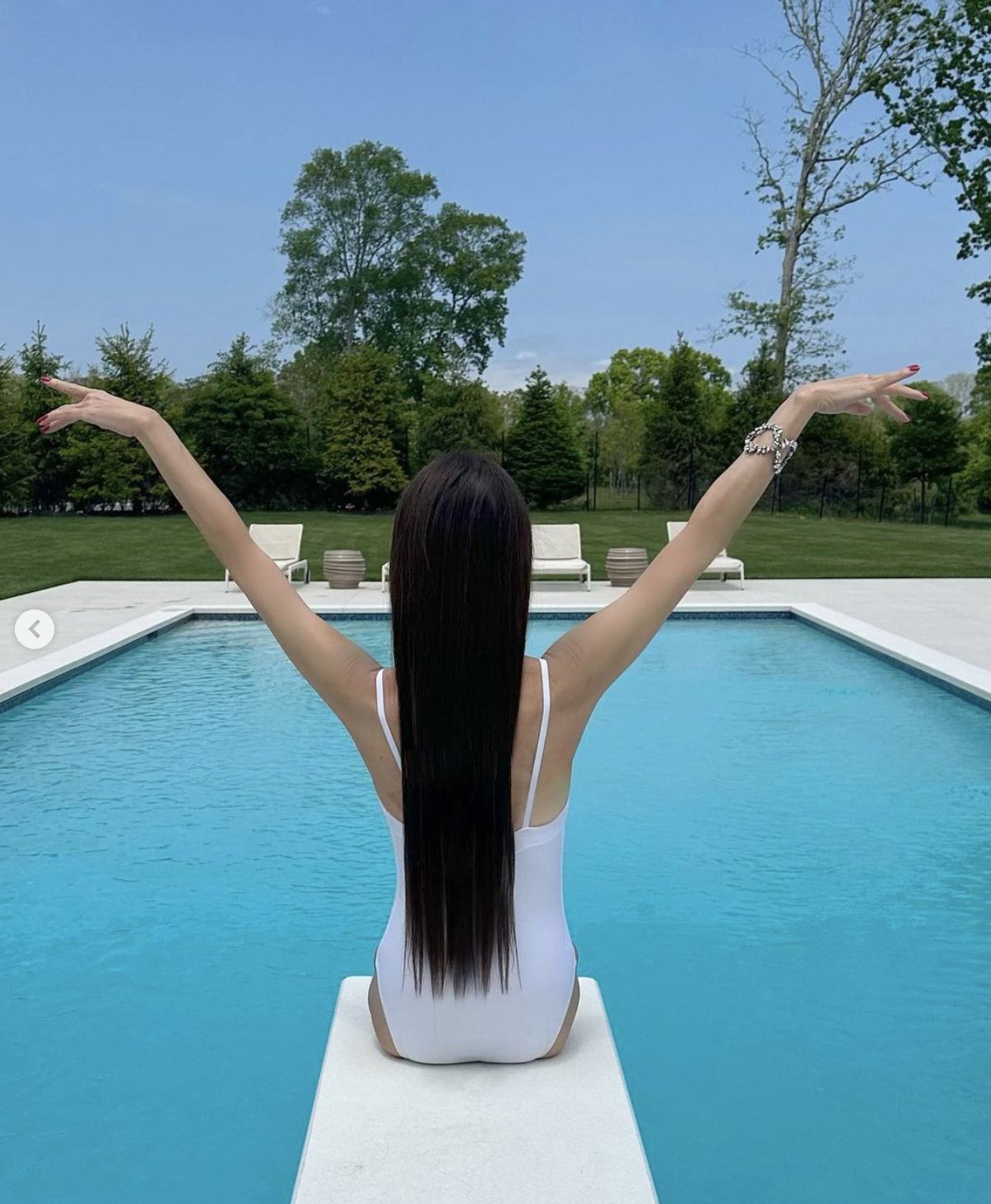 74-year-old Vera Wang flaunts her eternally youthful body in a swimsuit