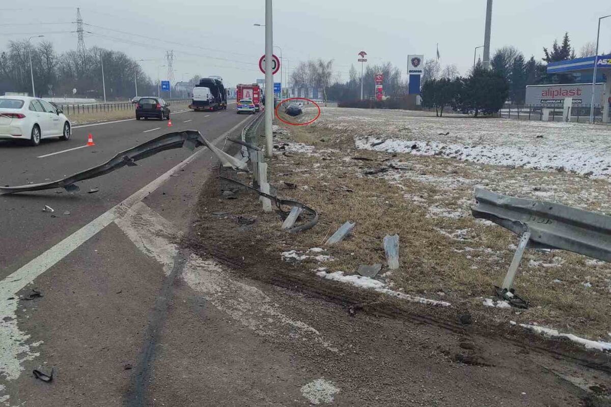 Kierowca mercedesa zasnął za kierownicą na wylocie z Lublina