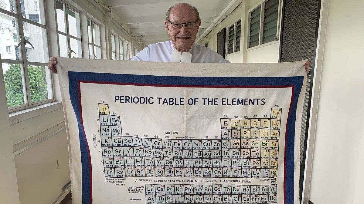 Zakonnik wyhaftował tablicę Mendelejewa.