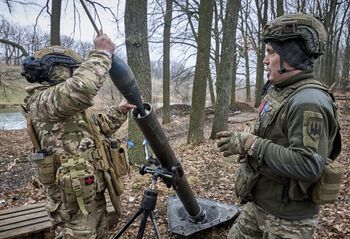 Skala jest duża. Rosjanie odbierają sobie życie na froncie