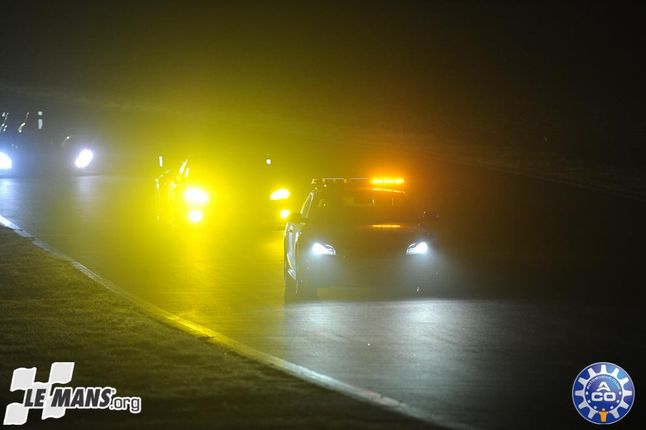 Safety Car na torze po fatalnie wyglądającym wypadku Rockenfellera.
