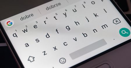 Klawiatura Google przestała sprawdzać pisownię i nikt tego nie naprawia