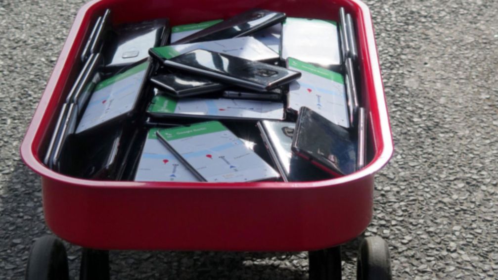 Wózek i 99 smartfonów. Tak artysta oszukał Mapy Google 1