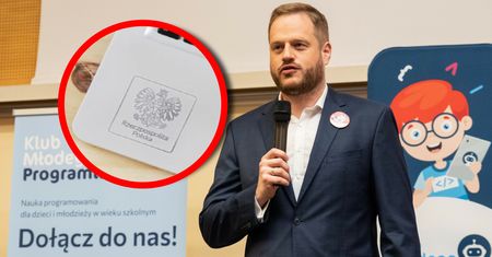 Patriotyczne laptopy. Uczniowie otrzymają komputery z orłem