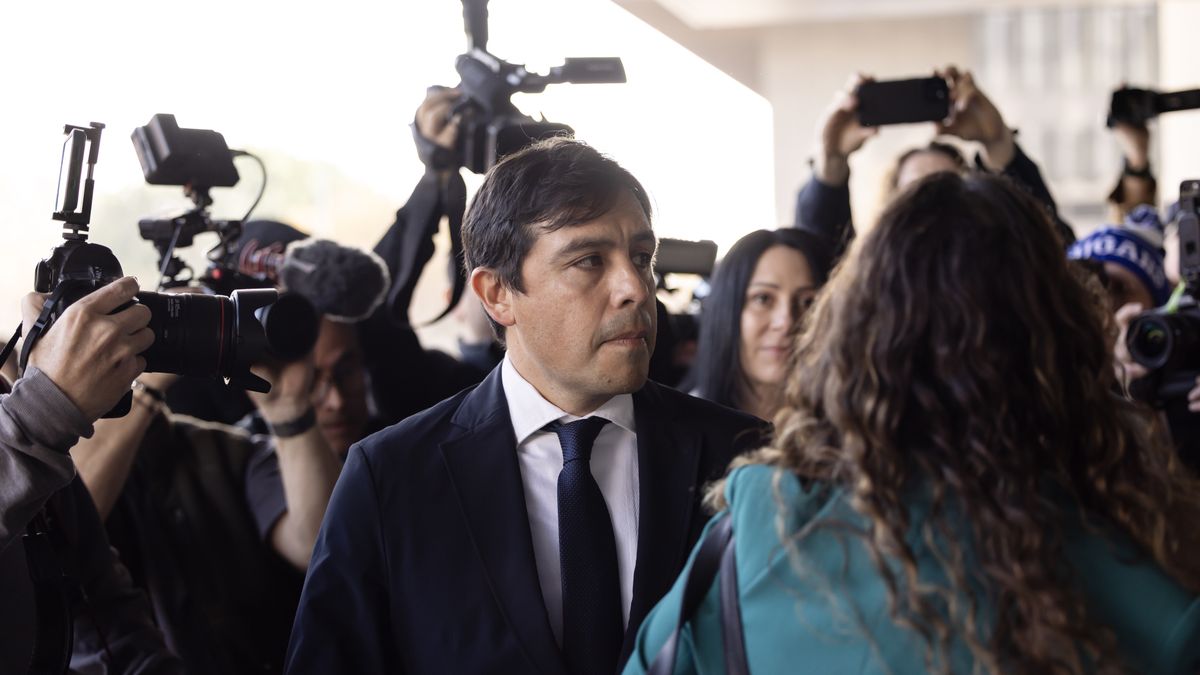 Dr. Salvador Plasencia (C), a doctor who pleaded guilty to four counts of distribution of the prescription drug ketamine to late 'Friends' actor Matthew Perry, arrives for his sentencing hearing at federal court in Los Angeles, California, USA, 03 December 2025. Perry died at his Los Angeles home on 28 October 2023 at the age of 54. EPA/TED SOQUI Dostawca: PAP/EPA.