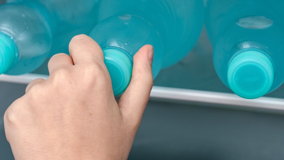 butelki, zimna, woda, pitna, butelkowana, lodówka, orzeźwienie, lato, temperatura, udar cieplny, przegrzanie, zdrowie, plastik, butelka pet, recykling, mikroplastik, tworzywo sztuczne, polimery, pojemnik, susza, brak wody