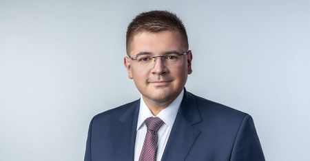 Tak wiceminister "wozi się" za pieniądze Polaków. Olbrzymia kwota