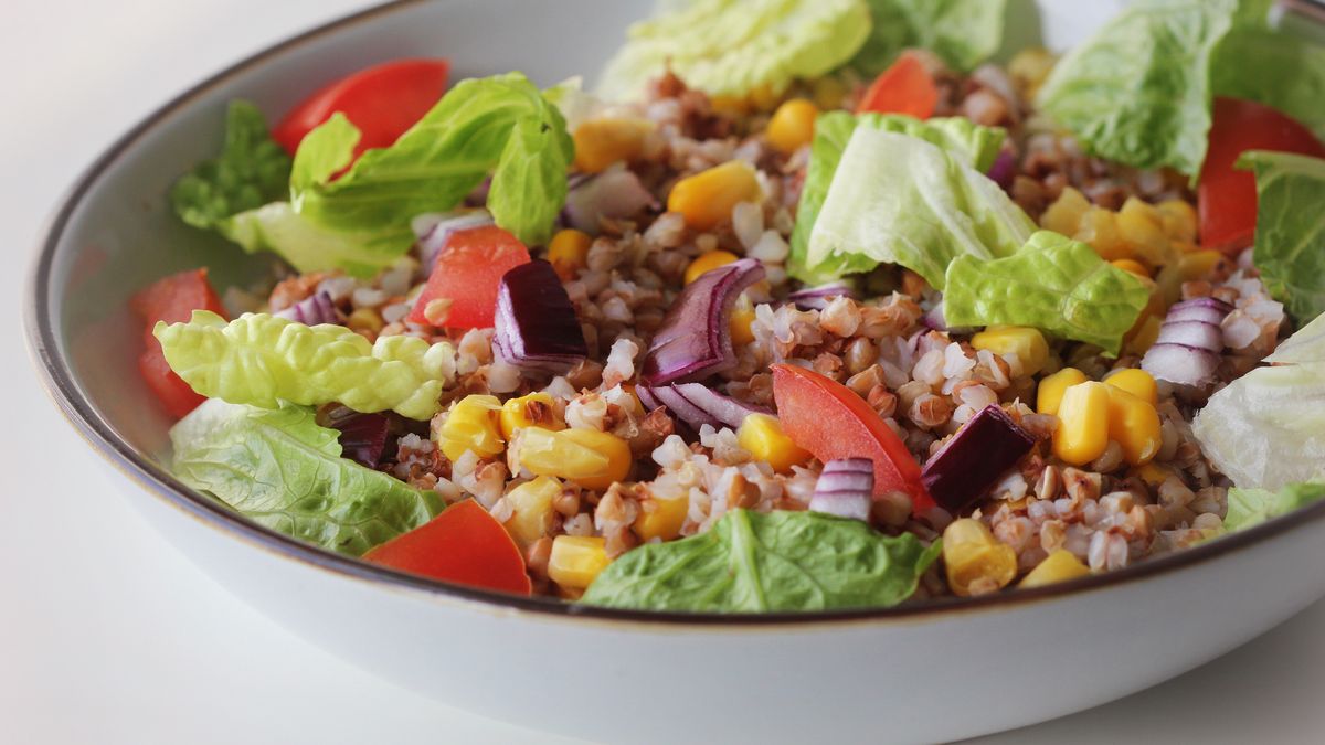 Sałatka z kaszą gryczaną jest lekka i zapewnia uczucie sytości