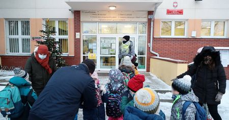 Powrót do szkół jednak możliwy? "Maseczki to jedno z rozwiązań"
