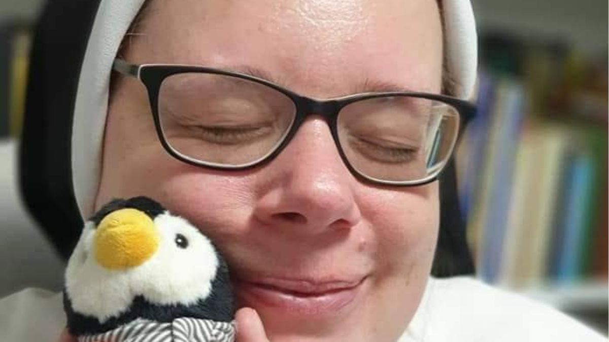 Zakonnica blogerka zamieściła w sieci zabawne zdjęcie z pingwinem