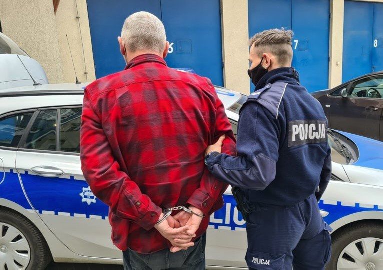 Śląskie. Policjanci z Mysłowic zatrzymali 55-letniego mężczyznę, który w prowadzonym przez siebie warsztacie posiadał m.in. znaczną ilość narkotyków. 