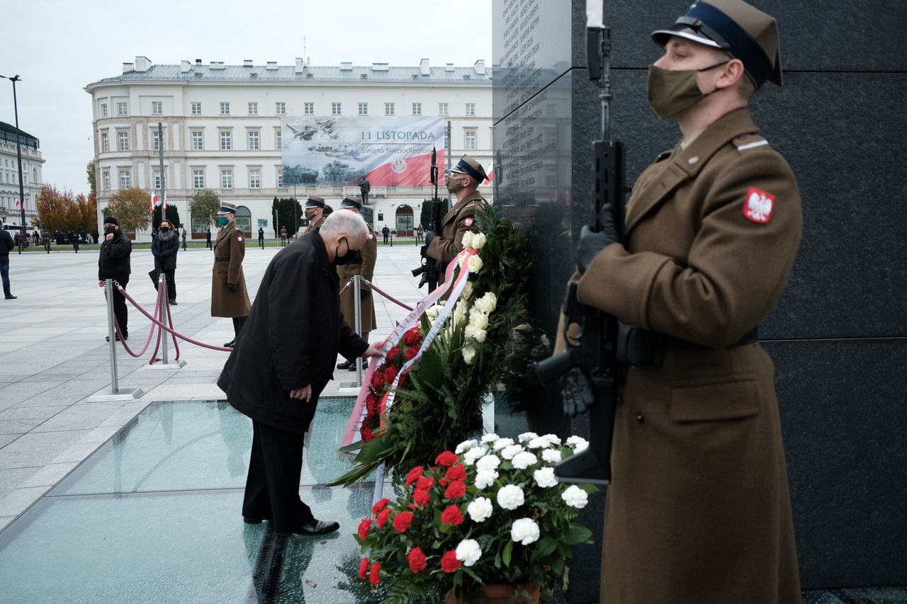 127. miesięcznica smoleńska. Jarosław Kaczyński na zamkniętym pl. Piłsudskiego