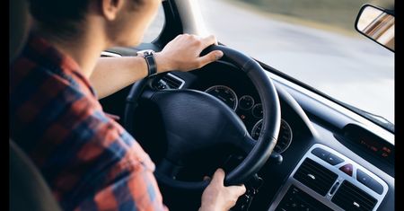 5 nawyków za kierownicą, które uratują Twoje konto punktowe i portfel