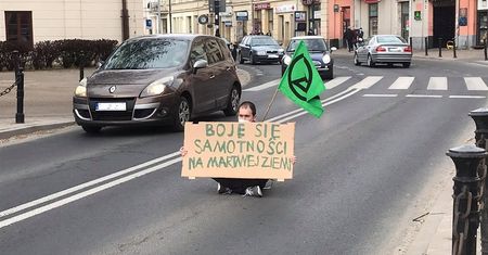 „Samotna blokada” w centrum Lublina. Aktywista został usunięty przez policję