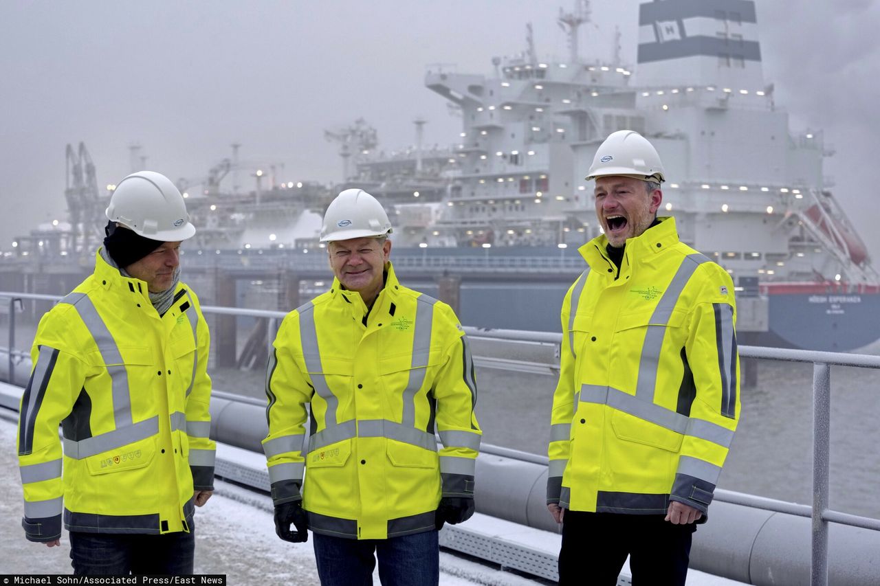 Od lewej, niemiecki minister gospodarki i klimatu Robert Habeck, kanclerz Niemiec Olaf Scholz i niemiecki minister finansów Christian Lindner podczas otwarcia terminalu LNG (Liquefied Natural Gas) w Wilhelmshaven