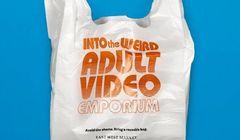 Kompromitujące hasła na foliowych torebkach East West Marketing (wideo)