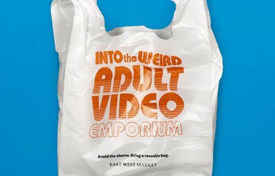 Kompromitujące hasła na foliowych torebkach East West Marketing (wideo)