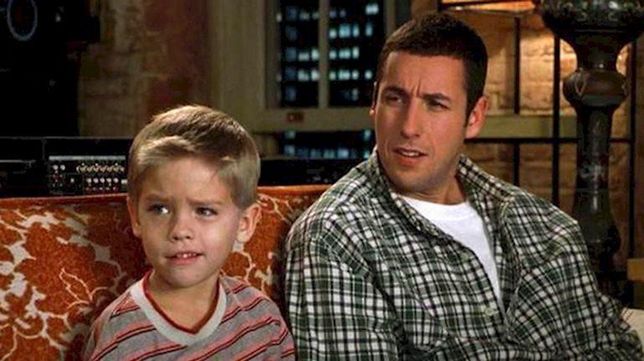 Cole Sprouse i Adam Sandler w filmie "Supertata"