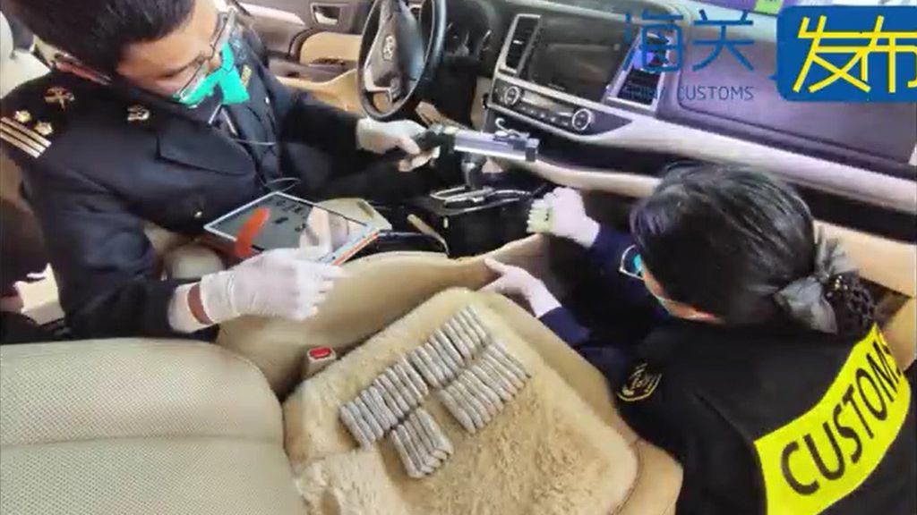 Skrytka na procesory i dyski SSD w skrzyni biegów.