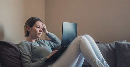 Terapie online. Ciężko rozmawiać, gdy źródło problemów jest za ścianą